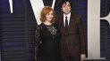 En esta fotografía de archivo del 24 de febrero de 2019 la actriz Christina Hendricks, izquierda, y su esposo Geoffrey Arend llegan a la fiesta de los Oscar de Vanity Fair en Beverly Hills, California. Hendricks pidió el divorcio el 13 de diciembre de 2019. En esta fotografía de archivo del 24 de febrero de 2019 la actriz Christina Hendricks, izquierda, y su esposo Geoffrey Arend llegan a la fiesta de los Oscar de Vanity Fair en Beverly Hills, California. Hendricks pidió el divorcio el 13 de diciembre de 2019.