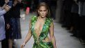 Jennifer Lopez desfilando la creación de Versace que popularizó hace 2 decádas, el 20 de septiembre en Milan, Italia. Jennifer Lopez desfilando la creación de Versace que popularizó hace 2 decádas, el 20 de septiembre en Milan, Italia.