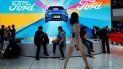En esta imagen de archivo del 25 de abril de 2018, asistentes en el puesto de Ford durante la Feria Automovilística de China 2018, celebrada en Beijing, China. En esta imagen de archivo del 25 de abril de 2018, asistentes en el puesto de Ford durante la Feria Automovilística de China 2018, celebrada en Beijing, China.