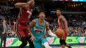 Ja Morant, base de los Grizzlies de Memphis, avanza ante Bam Adebayo, del Heat de Miami, en el encuentro del lunes 16 de diciembre de 2019 Ja Morant, base de los Grizzlies de Memphis, avanza ante Bam Adebayo, del Heat de Miami, en el encuentro del lunes 16 de diciembre de 2019