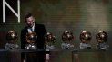 El delantero argentino Lionel Messi admira sus seis Balones de Oro durante la ceremonia de premiación en París, el lunes 2 de diciembre de 2019. El delantero argentino Lionel Messi admira sus seis Balones de Oro durante la ceremonia de premiación en París, el lunes 2 de diciembre de 2019.