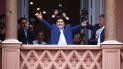 El futbolista Diego Maradona hace señales de victoria a los fanáticos en la casa del gobierno después de reunirse con el presidente argentino Alberto Fernández en Buenos Aires, Argentina, el jueves 26 de diciembre de 2019. El futbolista Diego Maradona hace señales de victoria a los fanáticos en la casa del gobierno después de reunirse con el presidente argentino Alberto Fernández en Buenos Aires, Argentina, el jueves 26 de diciembre de 2019.