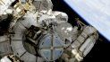 Astronautas revisan componentes de la estación espacial internacional a 220 millas de la Tierra. Astronautas revisan componentes de la estación espacial internacional a 220 millas de la Tierra.