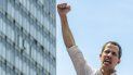 Guaidó se ha mostrado consciente de que, aunque ha llevado al régimen de Maduro a su momento más débil, no ha sido suficiente. Toca hacer más, dijo al despedir 2019. Y, para ello, ha rogado a los opositores que renueven su confianza en él otro año más: Solo pido que todos los que tenemos un mismo objetivo rememos juntos (...) Venezuela necesita de ustedes una vez más. Guaidó se ha mostrado consciente de que, aunque ha llevado al régimen de Maduro a su momento más débil, no ha sido suficiente. Toca hacer más, dijo al despedir 2019. Y, para ello, ha rogado a los opositores que renueven su confianza en él otro año más: Solo pido que todos los que tenemos un mismo objetivo rememos juntos (...) Venezuela necesita de ustedes una vez más.