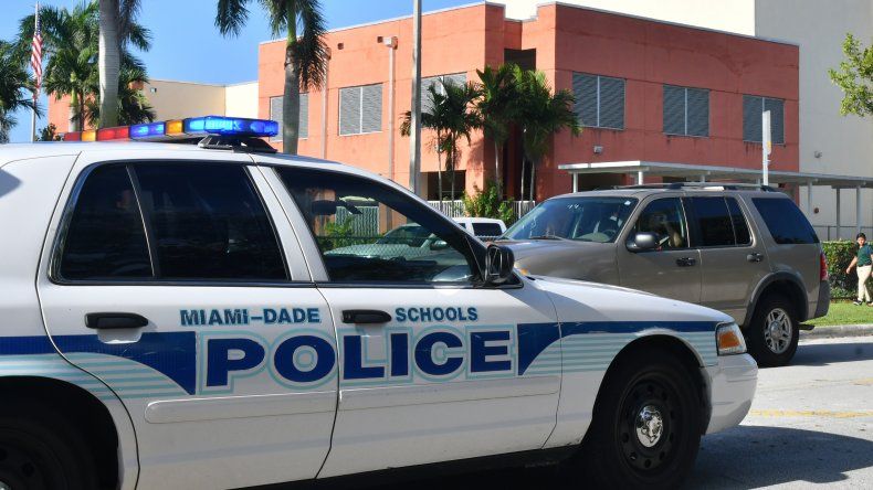 Arrestan dos estudiantes por ir armados a escuela en Miami-Dade | Miami