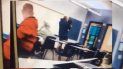 Captura de un video publicado en Twitter por @clairemetzwesh sobre el incidente de un profesor de Florida que expulsó de manera violenta a un estudiante de su clase. Captura de un video publicado en Twitter por @clairemetzwesh sobre el incidente de un profesor de Florida que expulsó de manera violenta a un estudiante de su clase.