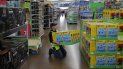 Imagen del 27 de noviembre del 2019 de un empleado de una tienda Walmart en Las Vegas, durante el acondicionamiento del área de ventas. Imagen del 27 de noviembre del 2019 de un empleado de una tienda Walmart en Las Vegas, durante el acondicionamiento del área de ventas.