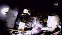 En esta imagen de un video de la NASA, la astronauta Jessica Meir, cuya mano se ve a la derecha, toma el casco de su compañera Christina Koch durante una caminata espacial para reparar la red eléctrica de la Estación Espacial Internacional. En esta imagen de un video de la NASA, la astronauta Jessica Meir, cuya mano se ve a la derecha, toma el casco de su compañera Christina Koch durante una caminata espacial para reparar la red eléctrica de la Estación Espacial Internacional.