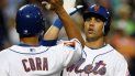 En esta foto de archivo del 9 de junio de 2009, Alex Cora (3), de los Mets de Nueva York, felicita a su coterráneo puertorriqueño Carlos Beltrán, quien conectó un jonrón de dos carreras ante los Filis de Filadelfia En esta foto de archivo del 9 de junio de 2009, Alex Cora (3), de los Mets de Nueva York, felicita a su coterráneo puertorriqueño Carlos Beltrán, quien conectó un jonrón de dos carreras ante los Filis de Filadelfia