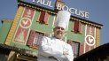 En esta foto del 24 de marzo de 2011, el chef francés Paul Bocuse posa frente a su restaurante de tres estrellas LAuberge du Pont de Collonges en Collonges-au-Mont-dor, Francia. En esta foto del 24 de marzo de 2011, el chef francés Paul Bocuse posa frente a su restaurante de tres estrellas LAuberge du Pont de Collonges en Collonges-au-Mont-dor, Francia.
