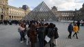 Turistas esperan y empleados en huelga se manifiestan en la entrada al Museo del Louvre, París, viernes 17 de enero de 2020. El museo estaba cerrado en medio de huelgas contra el plan del gobierno de reformar el sistema jubilatorio. Turistas esperan y empleados en huelga se manifiestan en la entrada al Museo del Louvre, París, viernes 17 de enero de 2020. El museo estaba cerrado en medio de huelgas contra el plan del gobierno de reformar el sistema jubilatorio.
