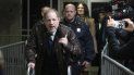 Harvey Weinstein sale de un tribunal en Manhattan tras asistir a una sesión de selección de jurados para su juicio por cargos de violación, el viernes 17 de enero del 2020 en Nueva York. Harvey Weinstein sale de un tribunal en Manhattan tras asistir a una sesión de selección de jurados para su juicio por cargos de violación, el viernes 17 de enero del 2020 en Nueva York.