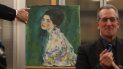Una pintura hallada el pasado diciembre entre las paredes de museo se exhibe en una conferencia de prensa en Piacenza, Italia, el viernes 17 de enero del 2020. Expertos en arte confirmaron que se trata de la pintura robada de Gustav Klimt Retrato de una dama, dijeron fiscales el viernes. Una pintura hallada el pasado diciembre entre las paredes de museo se exhibe en una conferencia de prensa en Piacenza, Italia, el viernes 17 de enero del 2020. Expertos en arte confirmaron que se trata de la pintura robada de Gustav Klimt Retrato de una dama, dijeron fiscales el viernes.