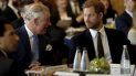 El príncipe Carlos (izq) y su hijo, el prínicpe Harry, fotografiados durante una comida en el Fishmongers Hall de Londres el 14 de febrero del 2018. El príncipe Carlos (izq) y su hijo, el prínicpe Harry, fotografiados durante una comida en el Fishmongers Hall de Londres el 14 de febrero del 2018.