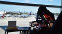Una pasajera mira los aviones, mientras descansa en la sala VIP de LATAM. Una pasajera mira los aviones, mientras descansa en la sala VIP de LATAM.