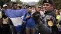 Migrantes hondureños que viajan en grupo se paran ante un policía guatemalteco, cerca de Agua Caliente, Guatemala, el 16 de enero de 2020, en la frontera con Honduras. Migrantes hondureños que viajan en grupo se paran ante un policía guatemalteco, cerca de Agua Caliente, Guatemala, el 16 de enero de 2020, en la frontera con Honduras.