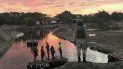 Un miembro de la Guarda Nacional de México mira mientras residentes cruzan el río Suchiate, cerca de Ciudad Hidalgo, en la frontera con Guatemala, el 17 de enero de 2020. Un miembro de la Guarda Nacional de México mira mientras residentes cruzan el río Suchiate, cerca de Ciudad Hidalgo, en la frontera con Guatemala, el 17 de enero de 2020.