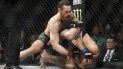 Conor McGregor le da un golpe a Donald Cerrone en la pelea de UFC 246 el primer triunfo del irlandés en tres años el sábado 18 de enero del 2020. Conor McGregor le da un golpe a Donald Cerrone en la pelea de UFC 246 el primer triunfo del irlandés en tres años el sábado 18 de enero del 2020.