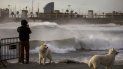 Un hombre toma fotografías del mar Mediterráneo en Barcelona, España, el lunes 20 de enero de 2020. Un hombre toma fotografías del mar Mediterráneo en Barcelona, España, el lunes 20 de enero de 2020.