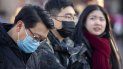 Personas utilizan cubrebocas afuera de la estación de trenes en Beijing el lunes 20 de enero de 2020. Personas utilizan cubrebocas afuera de la estación de trenes en Beijing el lunes 20 de enero de 2020.