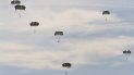 Paracaidistas de 82° de la División Aerotransportada de Estados Unidos. Paracaidistas de 82° de la División Aerotransportada de Estados Unidos.