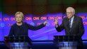 Fotografía de archivo del 6 de marzo de 2016 de la entonces precandidata presidencial demócrata Hillary Clinton y su rival, el senador Bernie Sanders, durante un debate en la Universidad de Michigan en Flint, Michigan. Fotografía de archivo del 6 de marzo de 2016 de la entonces precandidata presidencial demócrata Hillary Clinton y su rival, el senador Bernie Sanders, durante un debate en la Universidad de Michigan en Flint, Michigan.
