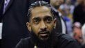 En esta foto del 19 de marzo de 2018, el rapero y activista Nipsey Hussle en un partido de la NBA entre los Golden State Warriors y los Milwaukee Bucks en Oakland, California. En esta foto del 19 de marzo de 2018, el rapero y activista Nipsey Hussle en un partido de la NBA entre los Golden State Warriors y los Milwaukee Bucks en Oakland, California.