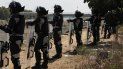 Efectivos de la Guardia Nacional permanecen en el lado mexicano de la orilla del río Suchiate cerca de Ciudad Hidalgo, México, en la frontera con Guatemala, el martes 21 de enero de 2020, para impedir el paso a cientos de migrantes centroamericanos. Efectivos de la Guardia Nacional permanecen en el lado mexicano de la orilla del río Suchiate cerca de Ciudad Hidalgo, México, en la frontera con Guatemala, el martes 21 de enero de 2020, para impedir el paso a cientos de migrantes centroamericanos.