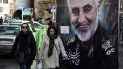 Mujeres caminan junto a un cartel con la imagen del general de la Guardia Revolucionaria Qassem Soleimani, que murió en un ataque de dron estadounidense en Irak, el jueves 9 de enero de 2020. Mujeres caminan junto a un cartel con la imagen del general de la Guardia Revolucionaria Qassem Soleimani, que murió en un ataque de dron estadounidense en Irak, el jueves 9 de enero de 2020.