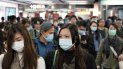 Pasajeros en una estación del metro de Hong Kong lucen máscaras para prevenir contagio en medio de un brote de coronavirus en China el miércoles, 22 de enero del 2020. Pasajeros en una estación del metro de Hong Kong lucen máscaras para prevenir contagio en medio de un brote de coronavirus en China el miércoles, 22 de enero del 2020.