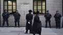 Policías custodian una sinagoga de Brooklyn, Nueva York, el 11 de diciembre del 2019. EEUU padece una ola de antisemitismo que desconcierta a la juventud judía, que pensaba que eso era algo del pasado. Policías custodian una sinagoga de Brooklyn, Nueva York, el 11 de diciembre del 2019. EEUU padece una ola de antisemitismo que desconcierta a la juventud judía, que pensaba que eso era algo del pasado.