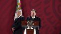 Alfonso Durazo insiste en que a lo menos que tiene derecho cualquier país es saber quién entra y quien sale, pero, explicó, seguirán dando la posibilidad a todo aquel que quiera permanecer en México, siempre y cuando sea de manera ordenada y cumpliendo con los requisitos. Alfonso Durazo insiste en que a lo menos que tiene derecho cualquier país es saber quién entra y quien sale, pero, explicó, seguirán dando la posibilidad a todo aquel que quiera permanecer en México, siempre y cuando sea de manera ordenada y cumpliendo con los requisitos.