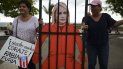 Manifestantes sostienen una imagen de la gobernadora Wanda Vázquez durante una protesta organizada por el cantante puertorriqueño René Pérez de Calle 13 el jueves 23 de enero de 2020, en San Juan, Puerto Rico, sobre una ayuda de emergencia que permanecía sin usar en un almacén en medio de continuos sismos. Manifestantes sostienen una imagen de la gobernadora Wanda Vázquez durante una protesta organizada por el cantante puertorriqueño René Pérez de Calle 13 el jueves 23 de enero de 2020, en San Juan, Puerto Rico, sobre una ayuda de emergencia que permanecía sin usar en un almacén en medio de continuos sismos.