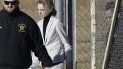 Michelle Carter, centro, sale de la cárcel del condado Bristol, el jueves 23 de enero de 2020, en Dartmouth, Massachusetts, después de cumplir la mayoría de una sentencia de 15 meses por exhortar a su novio a suicidarse en 2014. Michelle Carter, centro, sale de la cárcel del condado Bristol, el jueves 23 de enero de 2020, en Dartmouth, Massachusetts, después de cumplir la mayoría de una sentencia de 15 meses por exhortar a su novio a suicidarse en 2014.