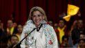 La presidenta interina de Bolivia, Jeanine Áñez, sonríe durante una ceremonia para anunciar su nominación como candidata presidencial para las elecciones del 3 de mayo en La Paz, Bolivia, el viernes 24 de enero de 2020. Tras naufragar en sus intentos de unidad, los partidos opositores bolivianos van con varias alianzas para enfrentar a los candidatos del expresidente Evo Morales en los nuevos comicios. La presidenta interina de Bolivia, Jeanine Áñez, sonríe durante una ceremonia para anunciar su nominación como candidata presidencial para las elecciones del 3 de mayo en La Paz, Bolivia, el viernes 24 de enero de 2020. Tras naufragar en sus intentos de unidad, los partidos opositores bolivianos van con varias alianzas para enfrentar a los candidatos del expresidente Evo Morales en los nuevos comicios.