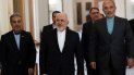 El canciller de Irán, Mohammad Javad Zarif (al centro), en esta fotografía de archivo del lunes 20 de enero de 2020, llegando a una reunión con su colega venezolano en Teherán, Iran. El canciller de Irán, Mohammad Javad Zarif (al centro), en esta fotografía de archivo del lunes 20 de enero de 2020, llegando a una reunión con su colega venezolano en Teherán, Iran.