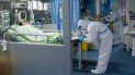 En esta imagen, tomada el 24 de enero de 2020 y distribuida por la agencia noticia estatal china Xinhua, un trabajador médico atiende a un paciente en una unidad de cuidados intensivos en el hospital universitario Zhongnan de Wuhan, en Wuhan, China. En esta imagen, tomada el 24 de enero de 2020 y distribuida por la agencia noticia estatal china Xinhua, un trabajador médico atiende a un paciente en una unidad de cuidados intensivos en el hospital universitario Zhongnan de Wuhan, en Wuhan, China.