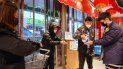 Un empleado distribuye desinfectante a clientes a la entrada de un supermercado en Wuhan, en la provincia de Hubei, en el centro de China, el sábado 25 de enero de 2020, debido a una epidemia de un mortal virus que fecta las vías respiratorias. Un empleado distribuye desinfectante a clientes a la entrada de un supermercado en Wuhan, en la provincia de Hubei, en el centro de China, el sábado 25 de enero de 2020, debido a una epidemia de un mortal virus que fecta las vías respiratorias.