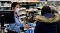 Una vendedora cobra unas mascarillas faciales en Chicago, el viernes 24 de enero de 2020. Una vendedora cobra unas mascarillas faciales en Chicago, el viernes 24 de enero de 2020.
