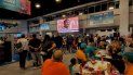 En shock y con estupor, los aficionados siguien por las pantallas en el parte temático de la NFL en el Miami Beach Convention Center la noticia de la trágica muerte de Kobe Bryant y su hija Gianna, el domingo 26 de enero. En shock y con estupor, los aficionados siguien por las pantallas en el parte temático de la NFL en el Miami Beach Convention Center la noticia de la trágica muerte de Kobe Bryant y su hija Gianna, el domingo 26 de enero.