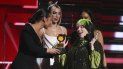 Alicia Keys, izquierda, y Dua Lipa, centro, le entregan el premio a menor nuevo artista a Billie Eilish en la 62a entrega anual de los Grammy en el Staples Center el domingo 26 de enero de 2020 en Los Angeles Alicia Keys, izquierda, y Dua Lipa, centro, le entregan el premio a menor nuevo artista a Billie Eilish en la 62a entrega anual de los Grammy en el Staples Center el domingo 26 de enero de 2020 en Los Angeles