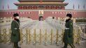 Los guardias con máscaras sanitarias en la Puerta Tiananmen, cerca de la Plaza Tiananmen, en Beijing, el 27 de enero del 2020. Los guardias con máscaras sanitarias en la Puerta Tiananmen, cerca de la Plaza Tiananmen, en Beijing, el 27 de enero del 2020.