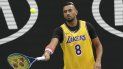 El australiano Nick Kyrgios porta un jersey como tributo al fallecido basquetbolista Kobe Bryant durante el calentamiento para el duelo de la cuarta ronda del Abierto de Australia ante el español Rafael Nadal, el lunes 27 de enero de 2020, en Melbourne, Australia. El australiano Nick Kyrgios porta un jersey como tributo al fallecido basquetbolista Kobe Bryant durante el calentamiento para el duelo de la cuarta ronda del Abierto de Australia ante el español Rafael Nadal, el lunes 27 de enero de 2020, en Melbourne, Australia.