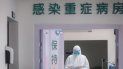 En esta foto distribuida por la agencia noticiosa china Xinhua, un médico con vestimenta protectora trabaja en el departamento de enfermedades infecciosas en un hospital de Wuhan, China, martes 28 de enero de 2020. En esta foto distribuida por la agencia noticiosa china Xinhua, un médico con vestimenta protectora trabaja en el departamento de enfermedades infecciosas en un hospital de Wuhan, China, martes 28 de enero de 2020.