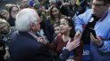 El aspirante a la nominación presidencial demócrata Bernie Sanders (de espalda) saluda a algunos asistentes a un acto suyo en Sioux City, Iowa, el 26 de enero del 2020. El aspirante a la nominación presidencial demócrata Bernie Sanders (de espalda) saluda a algunos asistentes a un acto suyo en Sioux City, Iowa, el 26 de enero del 2020.