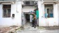 Un empleado del gobierno rocía desinfectante en un edificio residencial en Wuhan, en la provincia de Hubei, China, el martes 28 de enero de 2020. Un empleado del gobierno rocía desinfectante en un edificio residencial en Wuhan, en la provincia de Hubei, China, el martes 28 de enero de 2020.