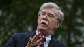 John Bolton fotografiado hablando con periodistas en la Casa Blanca el 1ro de mayo del 2019, cuando todavía era asesor de seguridad nacional de la presidencia. John Bolton fotografiado hablando con periodistas en la Casa Blanca el 1ro de mayo del 2019, cuando todavía era asesor de seguridad nacional de la presidencia.