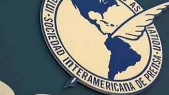Vista parcial del logo de la Sociedad Interamericana de Prensa.
