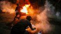 En esta imagen, tomada el 29 de enero de 2020, manifestantes protestan por la muerte de Jorge Mora, un aficionado de Colo Colo que fue atropellado por una camioneta policial, con choques con agentes en el vecindario de Pudahuel, en Santiago, Chile. En esta imagen, tomada el 29 de enero de 2020, manifestantes protestan por la muerte de Jorge Mora, un aficionado de Colo Colo que fue atropellado por una camioneta policial, con choques con agentes en el vecindario de Pudahuel, en Santiago, Chile.