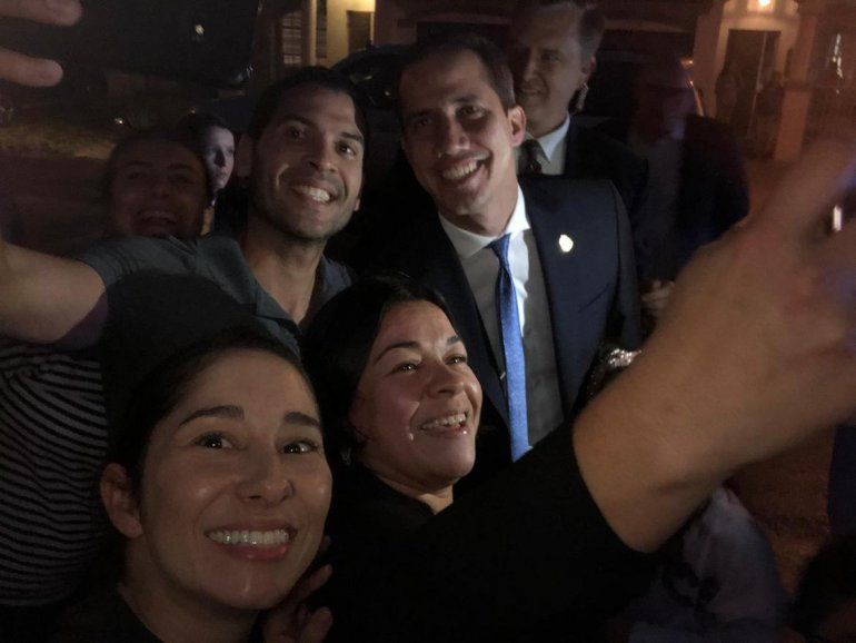 Venezolanos emocionados por la aparición de Juan Guaidó en una comunidad de Doral.